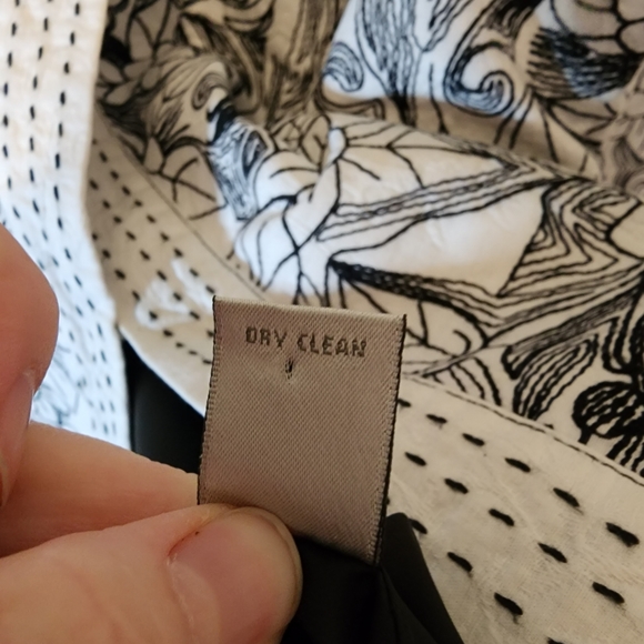 Chico's  Black & White Floral Embroidered Abstract Cotton Jacket...size 2 - Picture 9 of 9